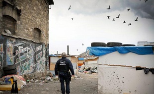 Un campement rom sur lequel vivaient quelque 800 personnes, considéré comme l'un des plus importants de France, était en cours d'évacuation mercredi 27 novembre à Saint-Ouen (Seine-Saint-Denis).