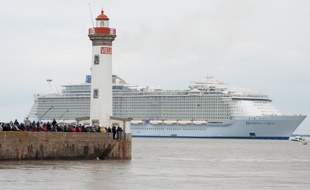 L'Harmony of the Seas lors de son départ des chantiers navals STX de Saint-Nazaire ,le 12 mai 2016. S.Salom-Gomis/Sipa