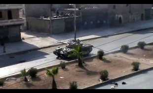 Les soldats syriens, appuyés par des chars et des hélicoptères, livraient bataille dimanche aux rebelles pour reprendre des quartiers de Damas et d'Alep, la 2e ville de Syrie dont l'Armée syrienne libre (ASL) a annoncé le début de la bataille de "libération".
