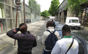 Paris, le 7 juillet 2014, une quinzaine d'adolescents venus majoritairement d'Afrique attendent une première évaluation de leur situation et espèrent obtenir le statut de mineur isolé étranger.