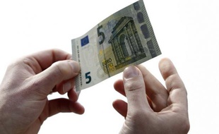 Quatre nouveaux billets de cinq euros sur dix, en circulation depuis quelques jours, sortent d'une imprimerie auvergnate, première fabrique de billets d'Europe, choisie par la Banque centrale européenne pour assurer une grande part du renouvellement de ses coupures.