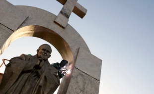 La statue de Jean-Paul II est installée depuis 2006 sur une place publique de Ploërmel dans le Morbihan.