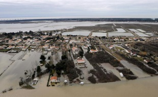 Vue aérienne prise le 3 mars 2010 du village inondé de L'Aiguillon-sur-Mer 4 jours après la tempête Xynthia