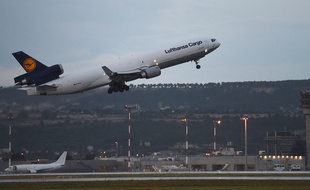 Un avion-cargo spécialement affrété par Lufthansa transporte les dépouilles des victimes allemandes du crash de l'A320 de la Germanwings, le 9 juin 2015.