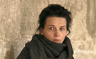 Juliette Binoche incarne Camille Claudel, internée de 1913 à sa mort,
trente ans plus tard.