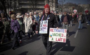 "Retraités, vaches à lait": coiffé d'un bonnet phrygien, un manifestant proteste contre la baisse du pouvoir d'achat des retraités, le 17 mars à Paris