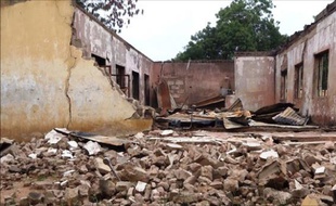 Au Nigeria, le 24 février 2014 dans la nuit l'attaque d'un lycée du nord-est du Nigeria attribué aux islamistes de Boko Haram a fait 43 morts.