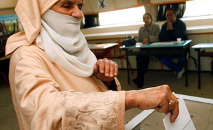 Une femme vote pour les élections législatives à Rabat, au Maroc, le 25 novembre 2011.