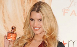 Jessica Simpson fait la promotion de son parfum "Fancy" au magasin Macy's de Costa Mesa, le 13 décembre 2008.