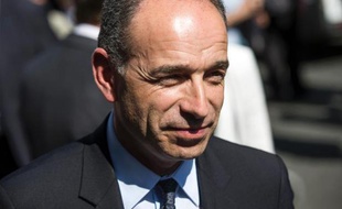 Jean-François Copé, président de l'UMP, affirme que son camp devra "assumer une baisse massive des impôts" à son retour au pouvoir.