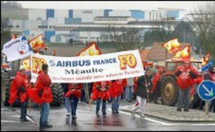 Des milliers de manifestants à Toulouse, Méaulte (Somme) et Saint-Nazaire (Loire Atlantique), de 85 à 90% de grévistes sur les sites: les salariés français d'Airbus se sont massivement mobilisés mardi contre la restructuration de l'avionneur européen.