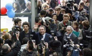 Le candidat de l'UDF François Bayrou s'est rendu mercredi après-midi à l'Institut d'études politiques (IEP) de Lyon pour animer un débat sur le thème "comment dépasser le clivage droite-gauche?", en présence de plus de 600 étudiants enthousiastes.