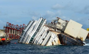 La petite île italienne du Giglio se préparait dimanche au redressement de l'immense paquebot Concordia couché depuis plus d'un an et demi sur son rivage, une première mondiale qui débutera lundi.