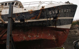 L'épave du chalutier Bugaled Breizh à Brest, le 15 juillet 2004, six mois après le naufrage.
