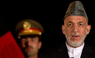 L'élimination du chef des talibans pakistanais Hakimullah Mehsud, tué vendredi par un drone américain, est survenue à un moment "mal choisi", a estimé le président afghan Hamid Karzaï, espérant que cette mort ne nuirait pas aux tentatives pour pacifier la région.
