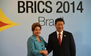 La présidente brésilienne Dilma Rousseff (g) et le président chinois Xi Jinping (d) au début du sixième sommet des Brics à Fortaleza, au Brésil, le 15 juillet 2014