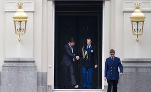 Le Premier ministre libéral démissionnaire néerlandais, Mark Rutte, devait s'expliquer mardi devant le Parlement sur la chute de son gouvernement après l'échec des négociations avec son allié d'extrême droite sur la réduction du déficit poublic.