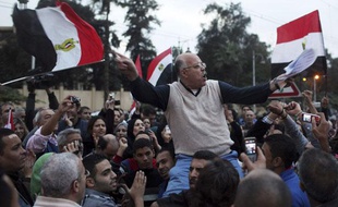 Des opposants à Mohamed Morsi manifestent au Caire près du palais présidentiel, le 4 décembre 2012.
