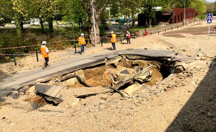 La rupture de canalisation a provoqué un trou béant dans la chaussée.