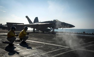 Un F-18 Super Hornet américain sur le point de décoller du porte-avion USS Carl Vinson au large de l'Irak le 27 novembre 2014