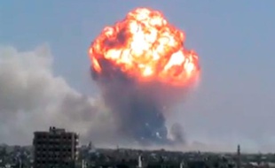 Capture d'écran de la vidéo de l'explosion d'un dépôt de munitions à Homs (Syrie), filmée par des militants de l'opposition syrienne, qui l'ont postée sur YouTube, le 1er août 2013.