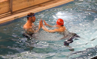 Alain Bernard se met à l’eau avec Jordan Minglis pour lui donner de précieux conseils avant le début des Special Olympics World Games.