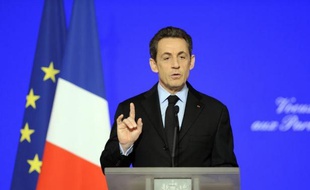 Nicolas Sarkozy a annoncé mercredi qu'il réunirait "le mois prochain" les associations d'élus locaux, pour examiner les moyens de "mieux associer les collectivités locales à l'indispensable effort de réduction des déficits publics", lors de ses voeux aux parlementaires.