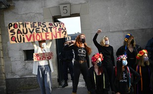 Des militantes féministes protestent contre le viol d'une mineure par des pompiers, devant le tribunal de Versailles, le 24 septembre 2020.