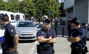 Des policiers devant le commissariat des Merisiers, à Trappes dans les Yvelines, le 20 juillet 2013.