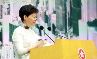 La dirigeante de l'exécutif d'Hong Kong après avoir annoncé la suspension du projet de loi