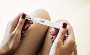 Illustration d'un test de grossesse positif.