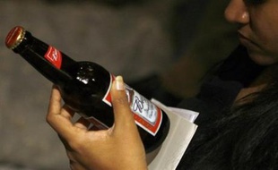 Une bouteille de bière longue de 26 centimètres et d'une contenance d'un demi-litre a été retirée de l'estomac d'un Kényan par des chirurgiens d'un hôpital des environs de Nairobi, a rapporté vendredi le quotidien kényan Daily Metro.