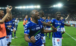 Strasbourg, le 6 mai 2016. - Eric Marester et ses coéquipiers vont saluer le kop de la Meinau après le succès du Racing club de Strasbourg sur le CA Bastia (2-0) en National.