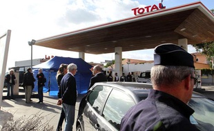 Des policiers sur les lieux de l'assassinat de l'avocat Antoine Sollacaro, le 16 octobre 2012, près d'Ajaccio.