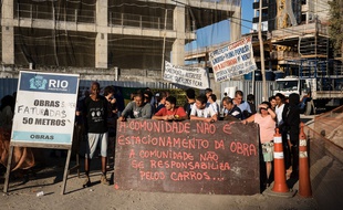 Des habitants de Rio protestent contre la destruction d'un immeuble pour les JO 2016.