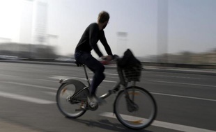 Un cycliste à Paris le 14 mars 2014