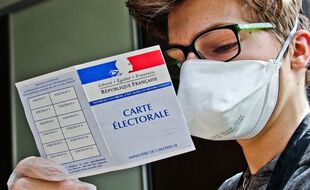 Illustration. Un jeune homme tenant une carte d'électeur en main.