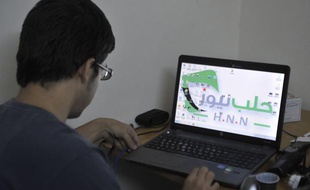 Un jeune Syrien surfe sur Internet en octobre 2012.