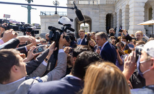 Le sénateur démocrate centriste Joe Manchin face aux journalistes devant le Capitole, le 30 septembre 2021.