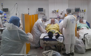 Patients et soignants à l'hôpital Louis-Pasteur de Colmar, le 26 mars 2020.
