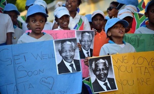 Nelson Mandela "continue d'aller mieux", au neuvième jour de son hospitalisation pour une infection pulmonaire, bien que son état reste grave, a déclaré dimanche le président Sud-africain Jacob Zuma.