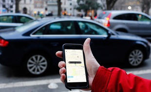 Un passant utilisant l'application Uber.