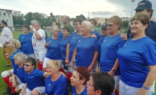 Pour la première fois des Mamies foot ont chaussé les crampons en marge de la Coupe du monde de football féminin.