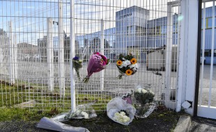 Des fleurs déposées à l'entrée de l'usine Faun de Guilherand-Granges (Ardèche) où une DHR a été abattue de sang-froid jeudi.