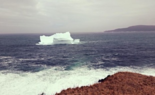 Un iceberg dérivant au large du Canada
