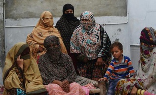 Des mères du village d'Hussain Khanwala dont les enfants apparaissent sur des vidéos à caractère pornographique, le 10 août 2015 au Pakistan