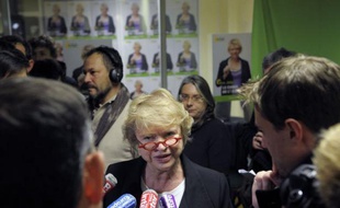 Eva Joly, candidate d'EELV à la présidentielle, a estimé jeudi, après le sommet social à l'Elysée, que Nicolas Sarkozy attendait "la fin du mois pour persévérer dans l'austérité", voyant par ailleurs dans le millier de postes à Pôle emploi annoncés une "paille" vu les besoins.