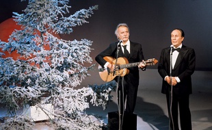 Georges Brassens et Tino Rossi lors de l’émission TV «Formule 1», à Paris.