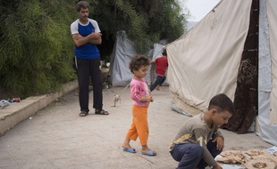 Illustration d'un homme et des enfants dans un camp de réfugiés de Lattaquié, à Syrie, le 23 octobre 2015.