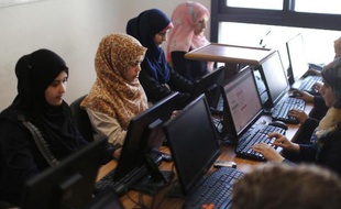 Des Palestiniennes travaillent avec leurs ordinateurs dans la start up Unit One à Gaza, le 18 avril 2015